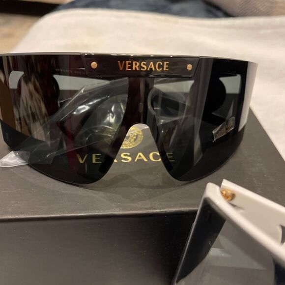 Versace Medusa sunglasses  - Picture 2 of 4